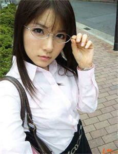 穿盔甲的少女